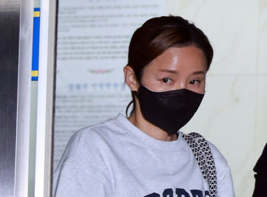 피의자 신분으로 경찰에 출석한 전 펜싱 국가대표 남현희씨가 지난 7일 새벽 서울 송파경찰서를 나서고 있다.   [연합뉴스]